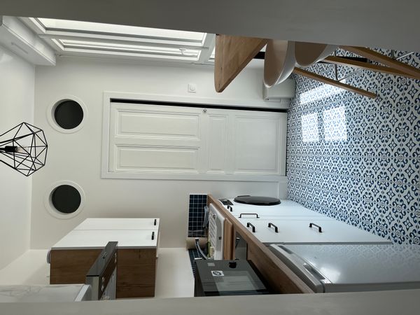 Grand studio lumineux, à deux pas du centre-ville et de la gare.