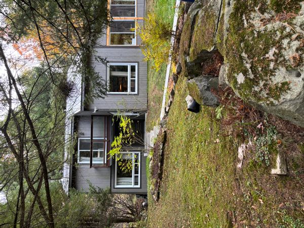 Chalet de Isabelle et Daniel  avec petit lac baignable juste en face.