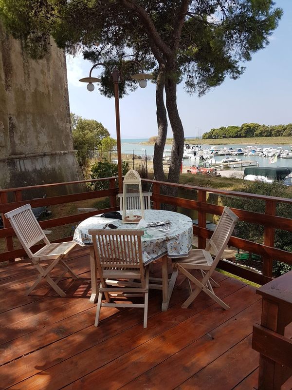 Casa isolata tra mare fiume e laguna con vista sul mare dell'arcipelago toscano, sotto pini secolari