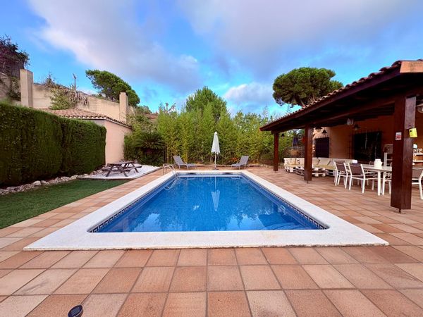 Charming house with garden, pool, and mountain views, and under 30 minutes from Barcelona