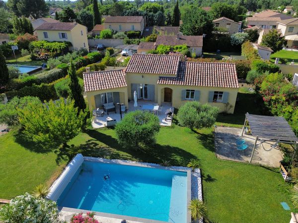Maison au cœur du Luberon, disposant de 3 chambres dont et un coin bureau avec piscine. Calme absolu