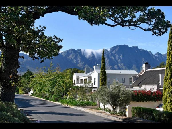 Charmante maison Dutch Cape en chaume, typique en centre village avec jardin et piscine.