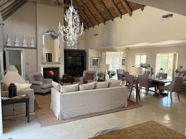 Charmante maison Dutch Cape en chaume, typique en centre village avec jardin et piscine.