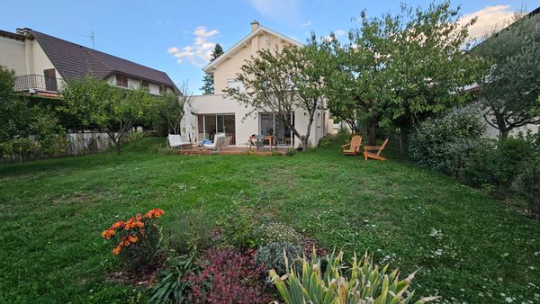 Maison paisible avec jardin, centre de Lyon accessible en Tram et Métro en 30 minutes.