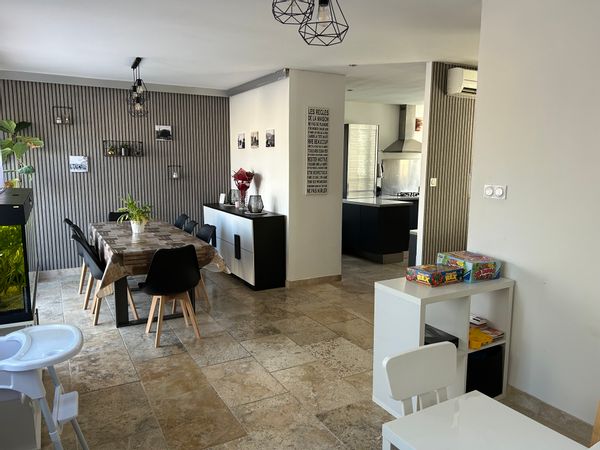 maison de 200 m² avec piscine chauffer d’avril à octobre 3 suites et salle de jeux