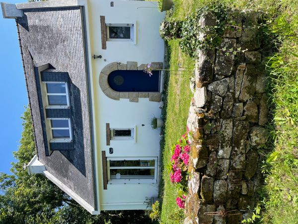 Maison bretonne entre campagne et mer
