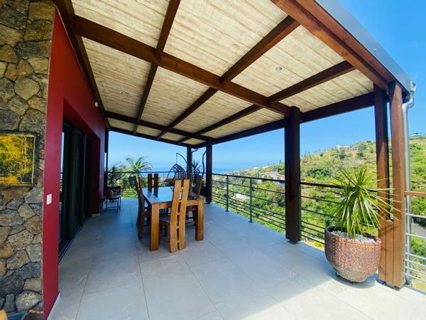 La kaz tropicale offre une vue mer et ravine exceptionnelle à 15 minutes de la plage et de la ville.