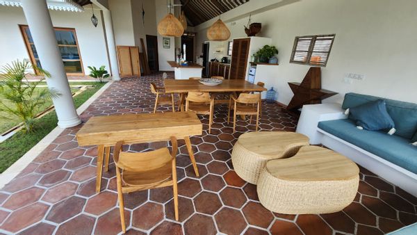 Villa très chaleureuse, salon-salle à manger ouverts sur un beau jardin tropical, piscine spacieuse