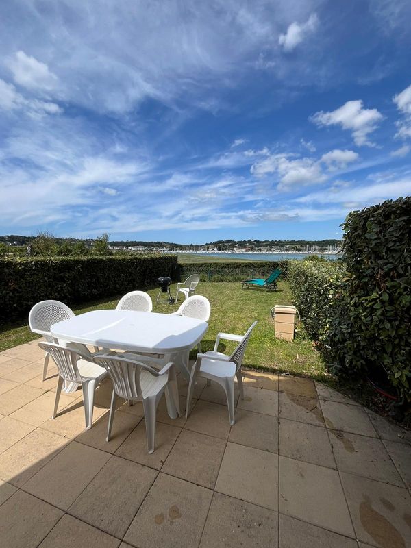 Au pied du havre, à 2 pas de la mer, proche du bourg, cet appartement est idéal pour les vacances.