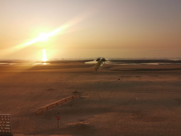Appartement moderne renouvelé. Digue et vue sur mer. Dunes et commerces à proximité.