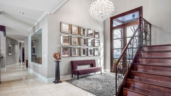 Gorgeous luxury home on the water with premium amenties located 15 min from windsor, 25 from Detroit