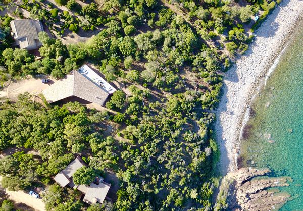 Maison d’architecte, les pieds dans l’eau à coté de la plage.
