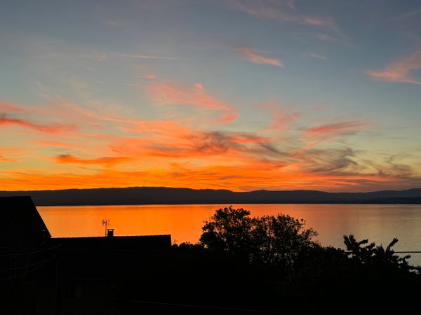 Maison au bord du Lac Léman et au pied des montagnes, pour 6 personnes.