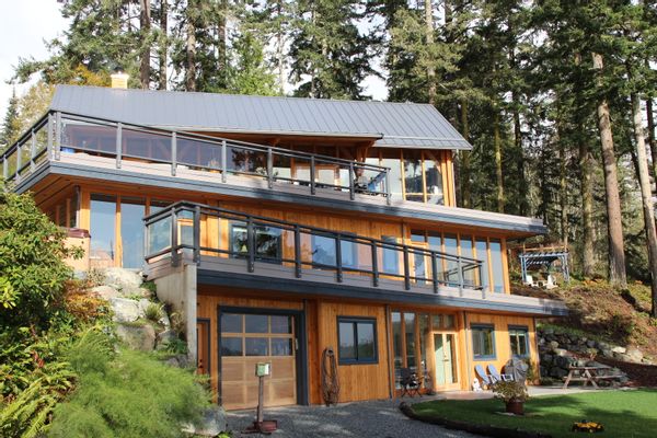 Tideline - spacious 3 bedroom ocean level suite in custom timber frame home