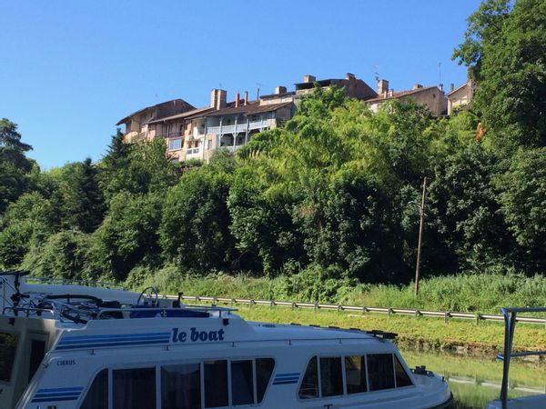 Belle ancienne maison de ville dans un village avec Rembrandt et collégiale