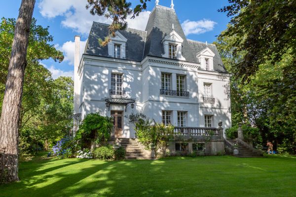 La maison de Xavier est une demeure magnifique qui ressemble à un petit château avec  jardin 2300m2