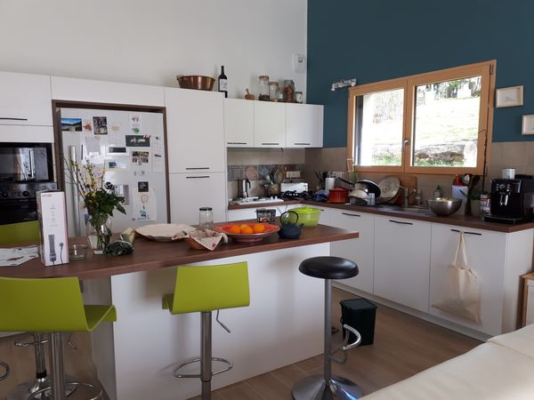 Maison récente, quartier très calme, avec une jolie vue sur les paysages de la vallée de la Loue.