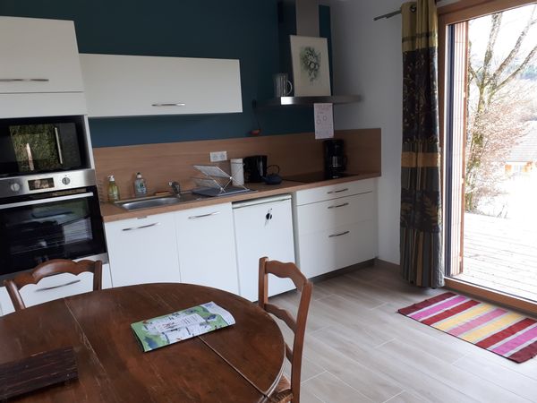 L'appartement est attenant à notre maison d'habitation, récente et lumineuse, dans un quartier calme