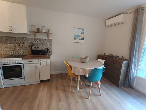 Ma maison se situe dans un village des flandres, proche de la foret, à 1h de la mer.