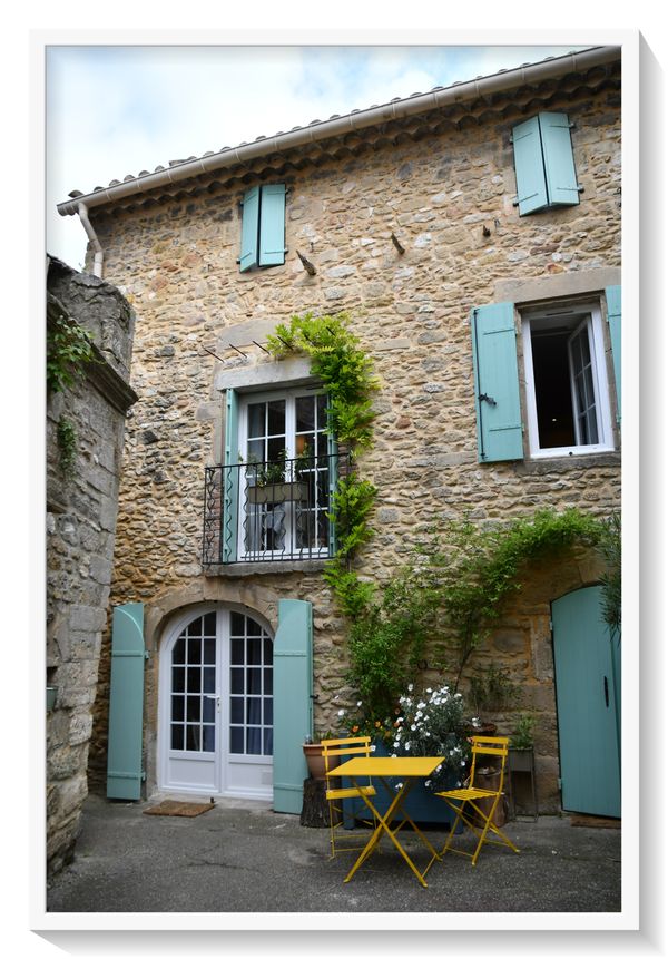 La maison  Maison typiquement provençale en pierre avec studio indépendant au rez de chaussée