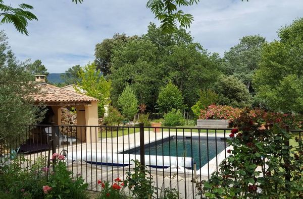 La maison de Thierry Mon logement est situé à Villars, à quelques kilomètres du Colorado de Rustrel