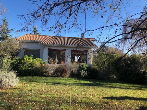 Maison dans la petite ville de Pélussin au cœur du parc régional du Pilat .