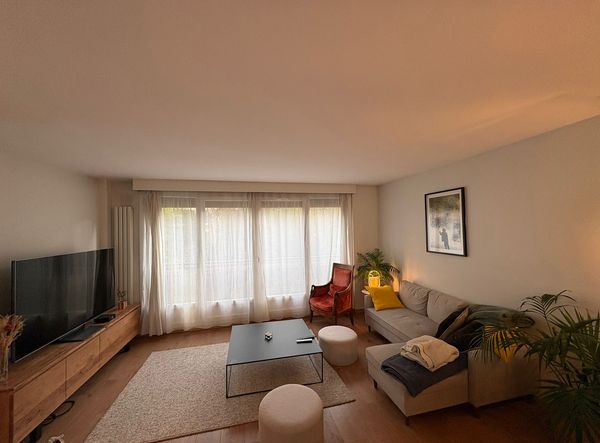 Appartement spacieux à 10 minutes du centre de Paris dans une banlieue charmante et calme.