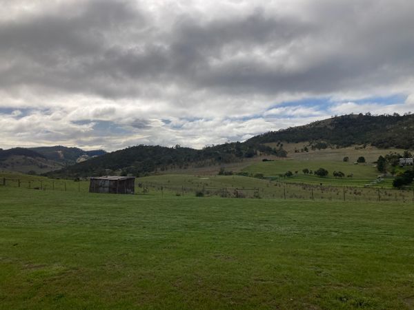 House is in the heart of wine growing territory-Coal Valley Under 30 min from airport & Hobart city