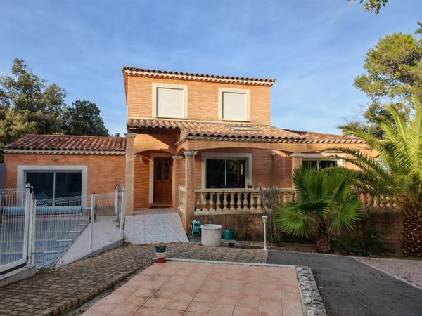 Villa méditerranéenne avec piscine à moins de 30 minutes de Nîmes, Montpellier et la mer.