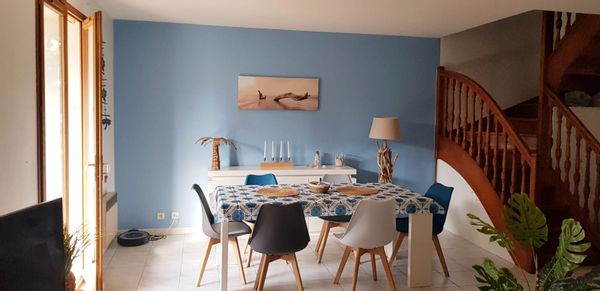 Emplacement idéal à 750m du front de mer: la proximité sans les nuisances, le quartier est calme