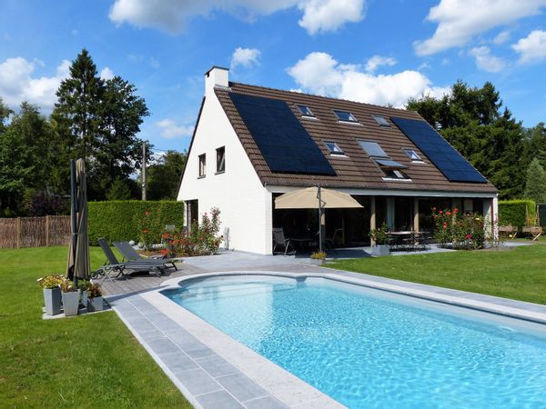 Bright villa 5 bd, 2 br, heated pool & sauna.