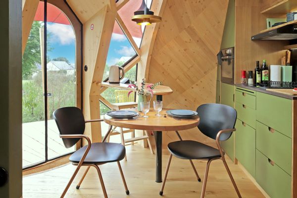 Zome élégant à Plestin: havre calme proche plages, sentiers et commerces, idéal pour séjour relax.