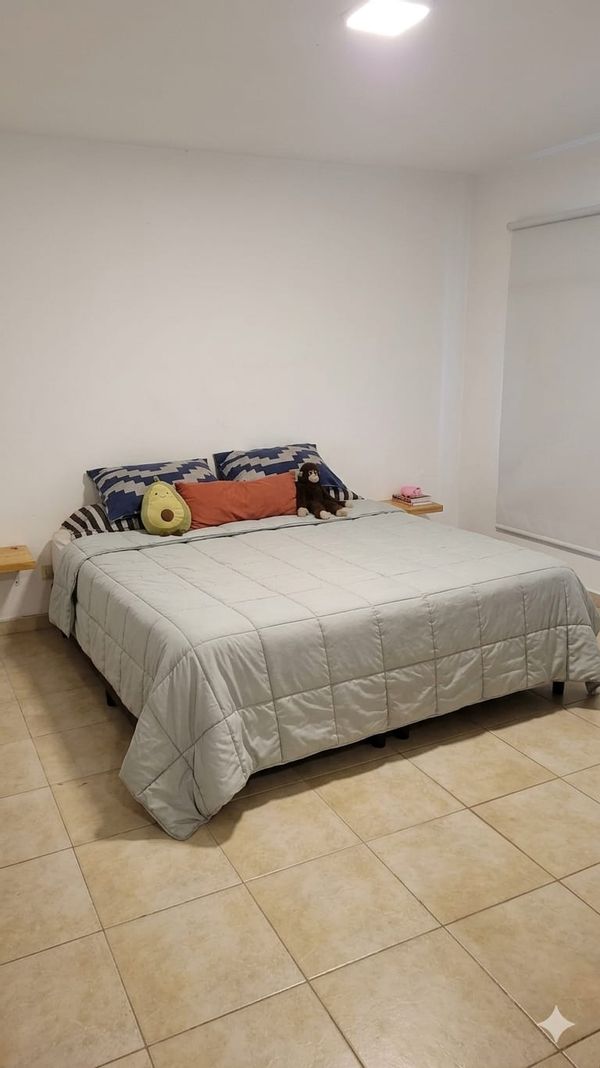 Casa de 2 plantas en La Carolina, 3 dorm, 2 baños, jardín y galería. Ideal para descansar.