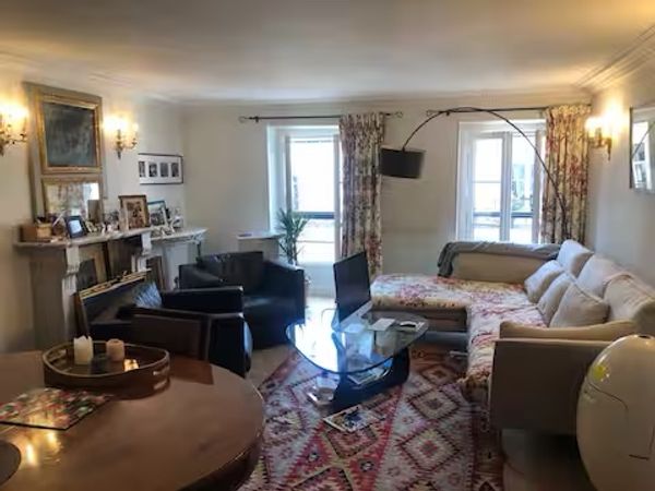 L’appartement de Gilles et Christine est situé au 4e étage sans ascenseur, situé au coeur de Paris.