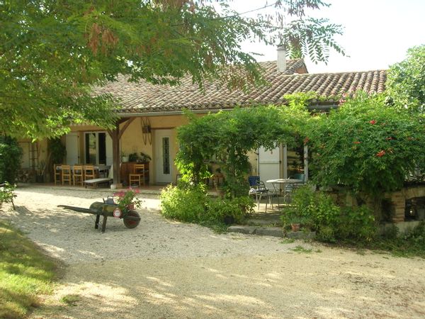 chambre individuelle et salle de bain à La Bélou