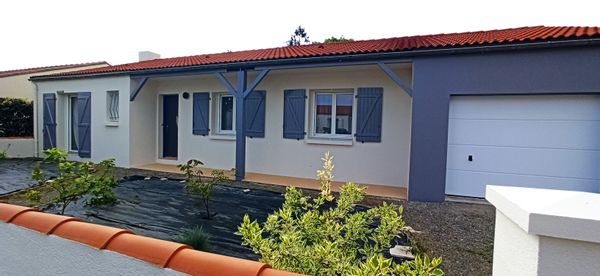 La maison de Stephanie de plein pied, comporte 3 chambres tout le confort et un jardin de 500m2.