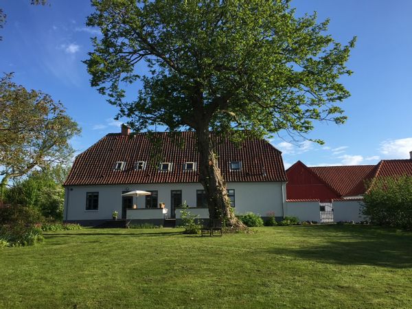 Charmerende præstebolig fra 1917 med gravhøj i baghave og havudsigt fra terasse, tæt på Aarhus C.