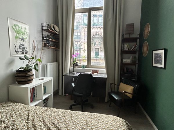 The City Love Theatre apartment : un appartement moderne de deux chambres, avec vue sur un théâtre.