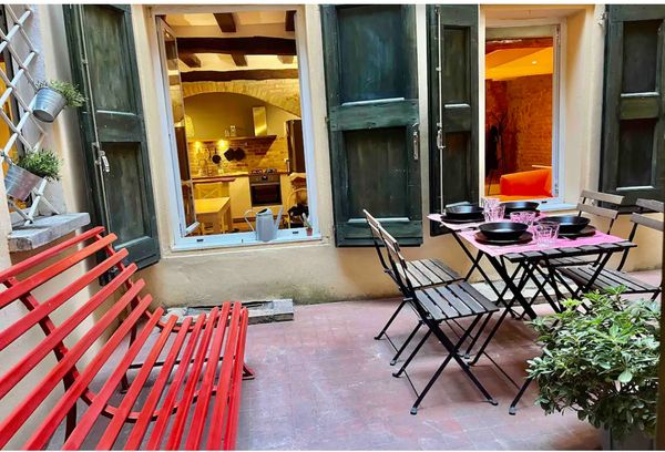 Le Corti di via Fondazza. Appartamento in centro a Bologna con due cortili interni.