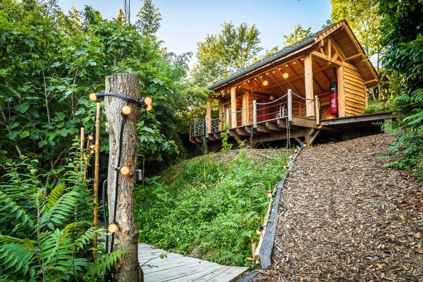 Les 2 cabanes de LAURENCE sont au coeur d'une propriété avec une salle de bain et terrasse couverte.