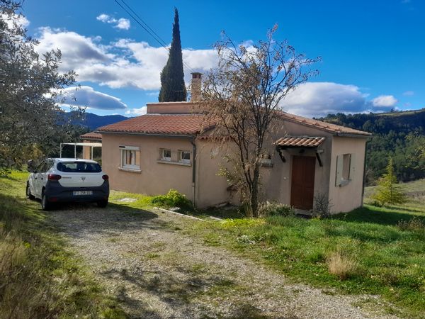 Maison isolée au bout du village avec grand terrain autour. La petite ville de Nyons est à 30 mn