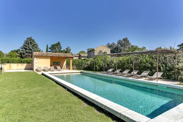 Mas en Provence, piscine privée chauffée et clôturée, 4 chambres climatisées, 3 salles de bains.