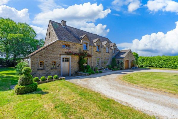 Maison de caractère avec grand jardin sécurisé en campagne.