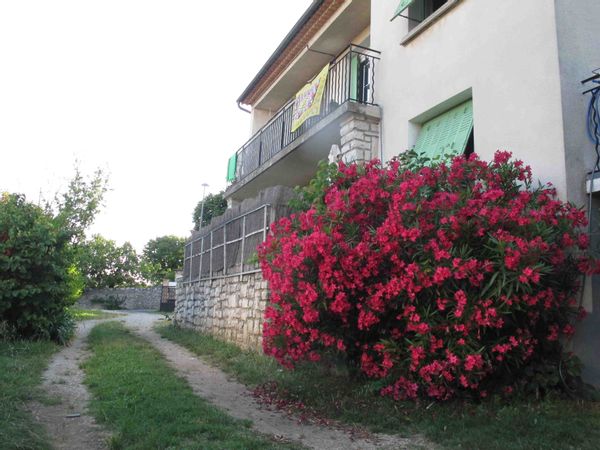 Casetta con giardino in Provenza, paese e campagna tutto a piedi.