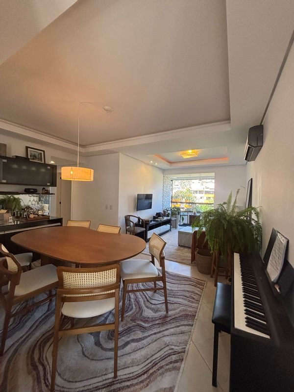 Apartamento de Simone está a 7 km do Centro de Floripa num condomínio parque com muito verde