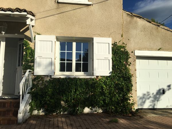 La chambre privée de HELENE dans une maison au coeur d'un environnement magnifique