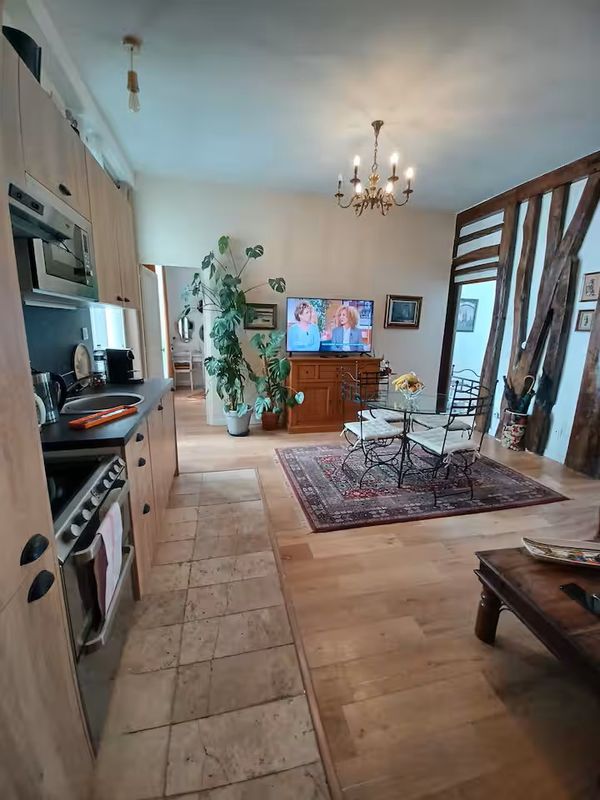 L'appartement est au cœur des rues animées d'un des plus anciens quartiers de Paris, le Marais.