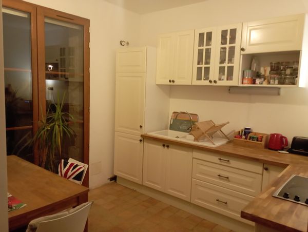 Studio attenant à une maison dont le jardin est partagé, dans un charmant village.