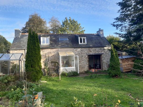 Longère, proche mer et ville, à 3 min du tram et on se sent comme à la campagne. C'est très calme :)