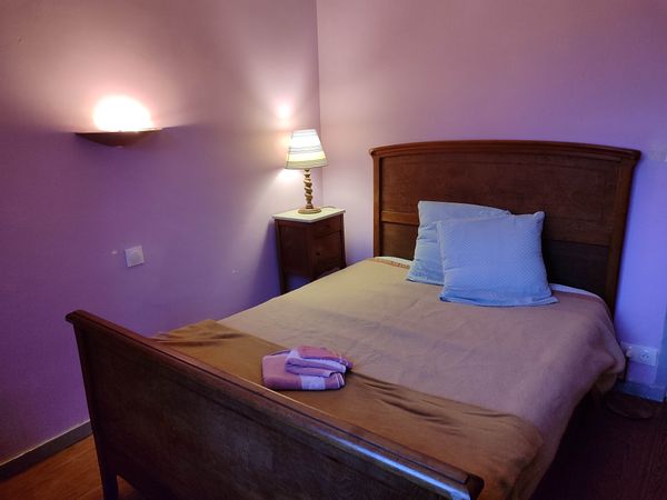 Chambre privée avec lit double vue jardin et coteau